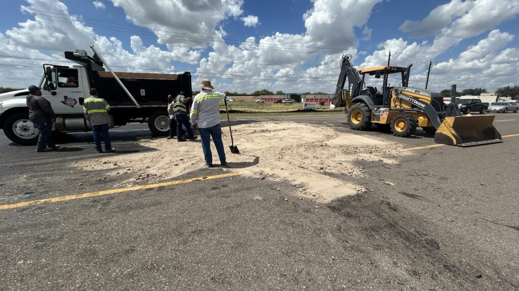 Carriles hacia el sur de S. International Blvd. permanecen cerrados por derrame de aceite