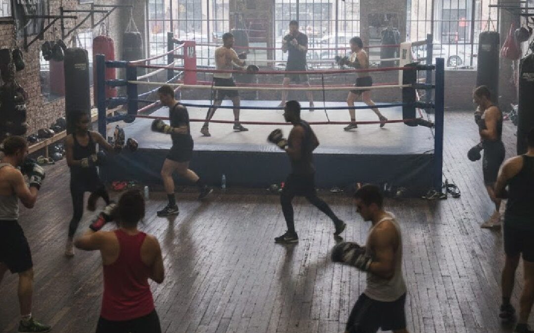 Agresión a Entrenador en Gimnasio: Un Joven Ataca por la Espalda