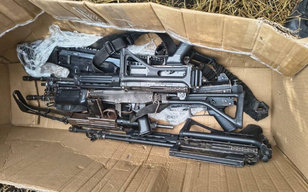 Localizan armamento en pastizal de Techaluta, Jalisco, similar al sustraído de la Comisaría Municipal