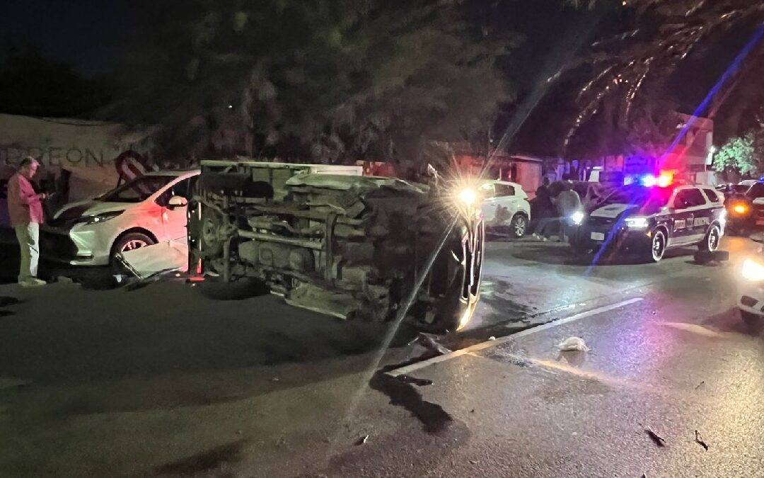 Accidente en Torreón: conductor pierde el control y vuelca tras chocar con cuatro autos