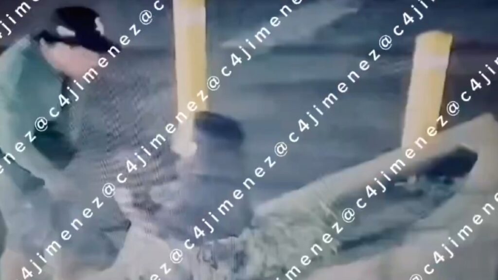 Omar, un presunto policía federal, agrede a su novia y es confrontado por un joven con una pistola