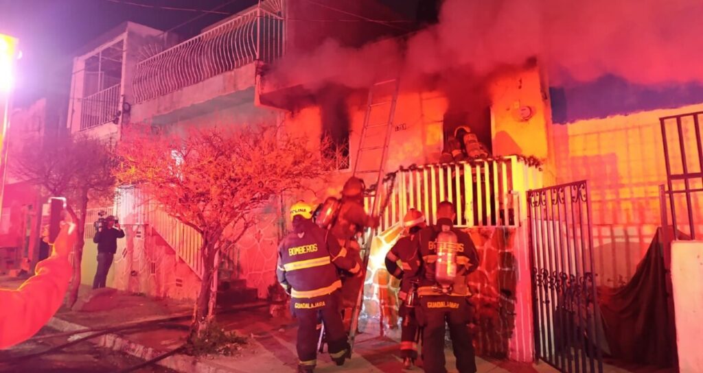 Tragedia en Guadalajara: Madre y sus 3 hijos saltan de la azotea por incendio causado por luces navideñas