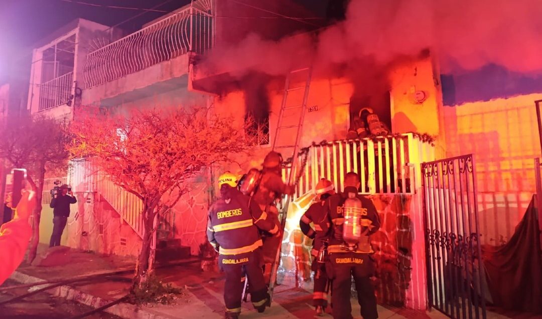 Tragedia en Guadalajara: Madre y sus 3 hijos saltan de la azotea por incendio causado por luces navideñas