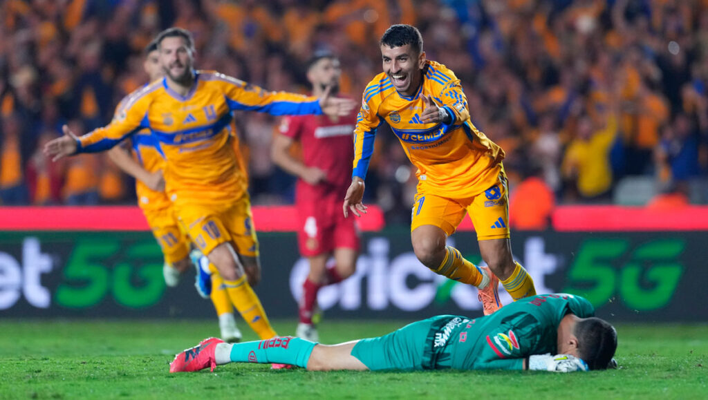 Tigres Toma la Delantera en la Final de Ida contra Toluca gracias a un ‘Regalo’ de Hugo González