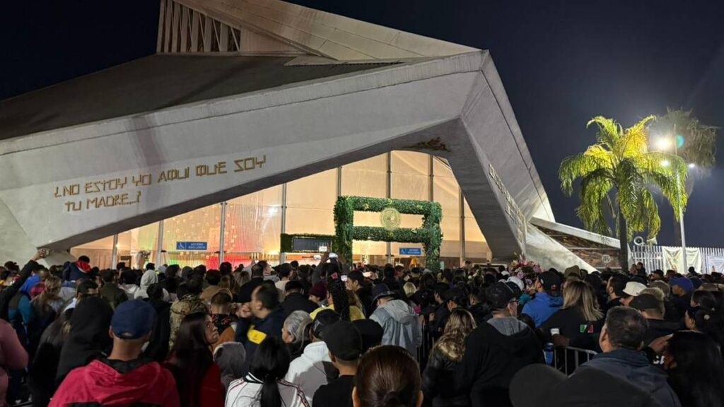 Feligreses Celebran a la Virgen de Guadalupe en una Aglomerada Basílica de Guadalupe en Monterrey