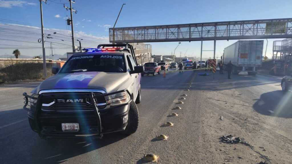 Tragedia en Torreón: Mujer arrollada en la carretera Torreón-Matamoros por obstructiva construcción del puente peatonal