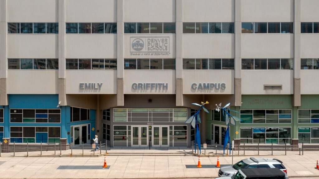 Denver Public Schools Fortalece su Infraestructura en Uptown con la Compra de Estacionamientos