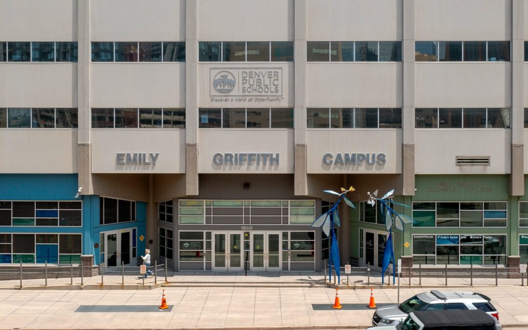 Denver Public Schools Fortalece su Infraestructura en Uptown con la Compra de Estacionamientos