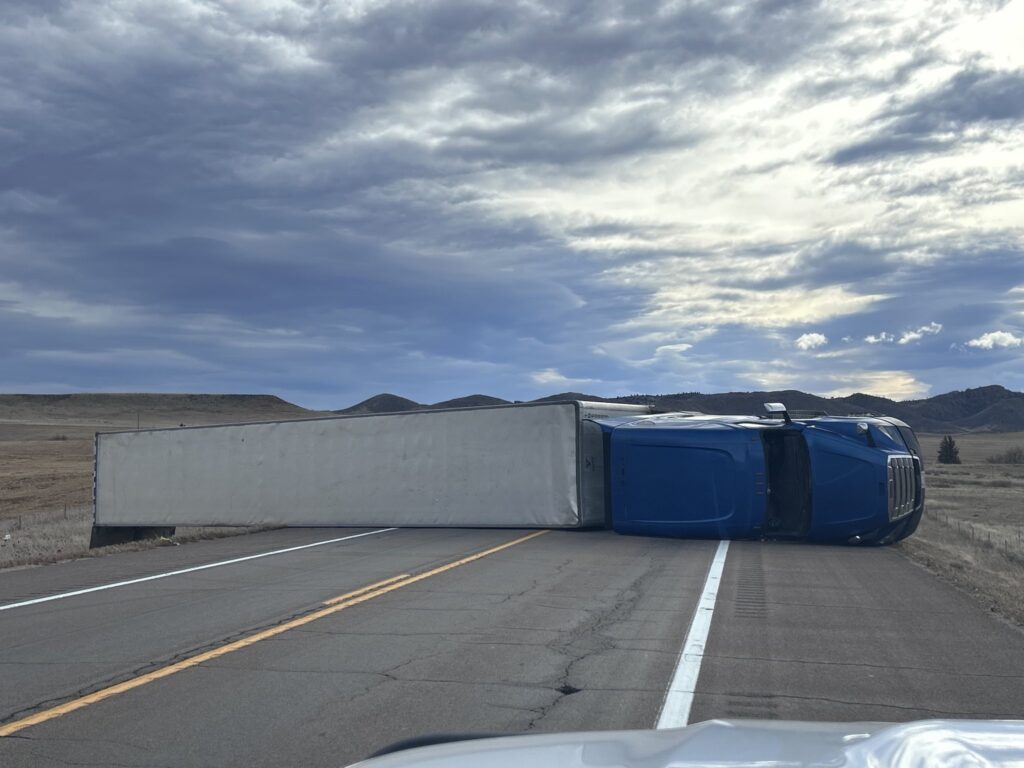 Vientos Fuertes en Colorado: Ráfagas de hasta 90 mph Causan Volcamientos de Tráilers y Cierres de Carreteras