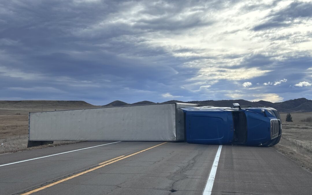 Vientos Fuertes en Colorado: Ráfagas de hasta 90 mph Causan Volcamientos de Tráilers y Cierres de Carreteras