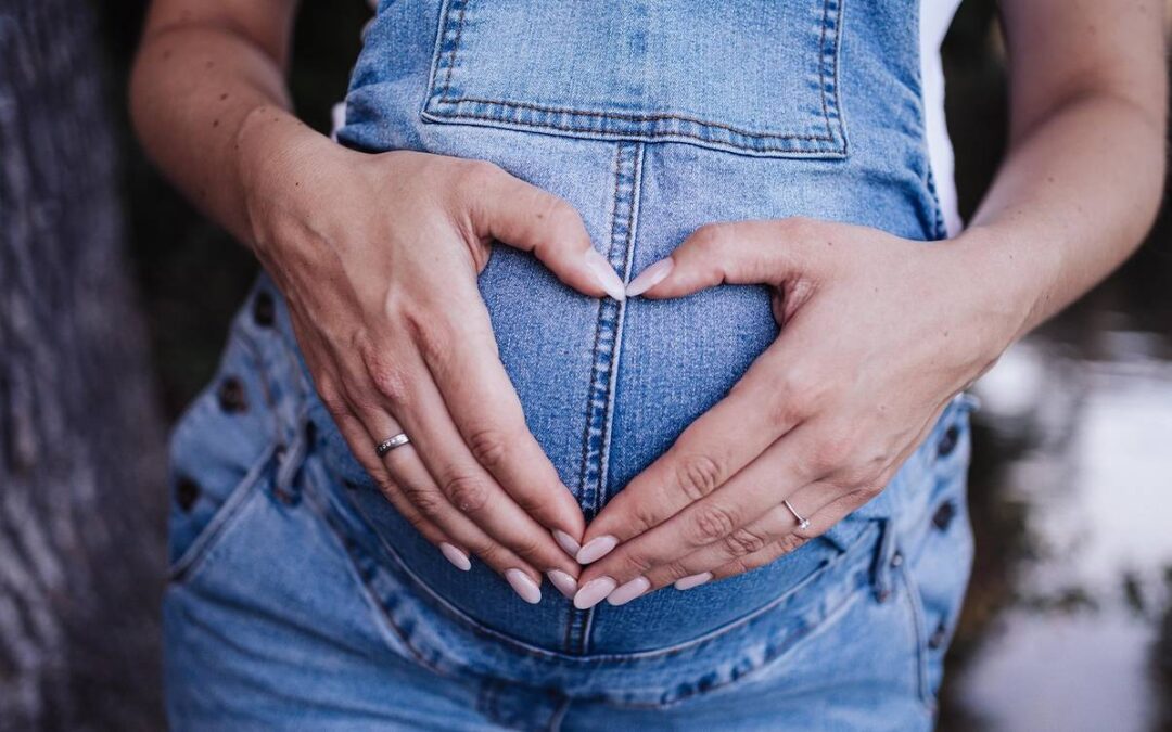 Mujer experimenta un embarazo inesperado y da a luz a un bebé en su abdomen