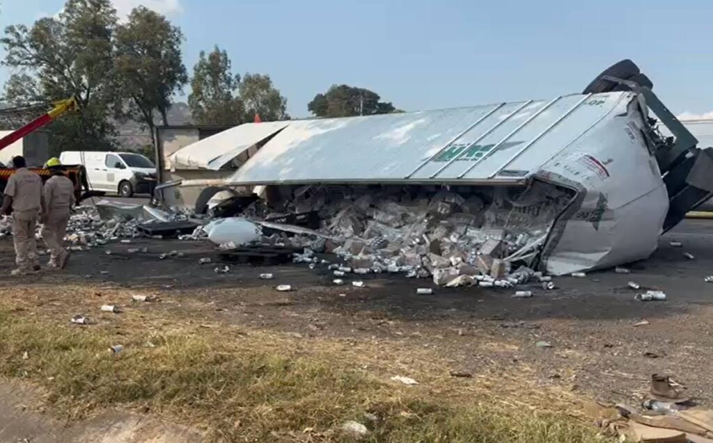 Tráiler Volcado Causa Alboroto en Carretera a Zapotlanejo: Ciudadanos Aprovechan la Oportunidad