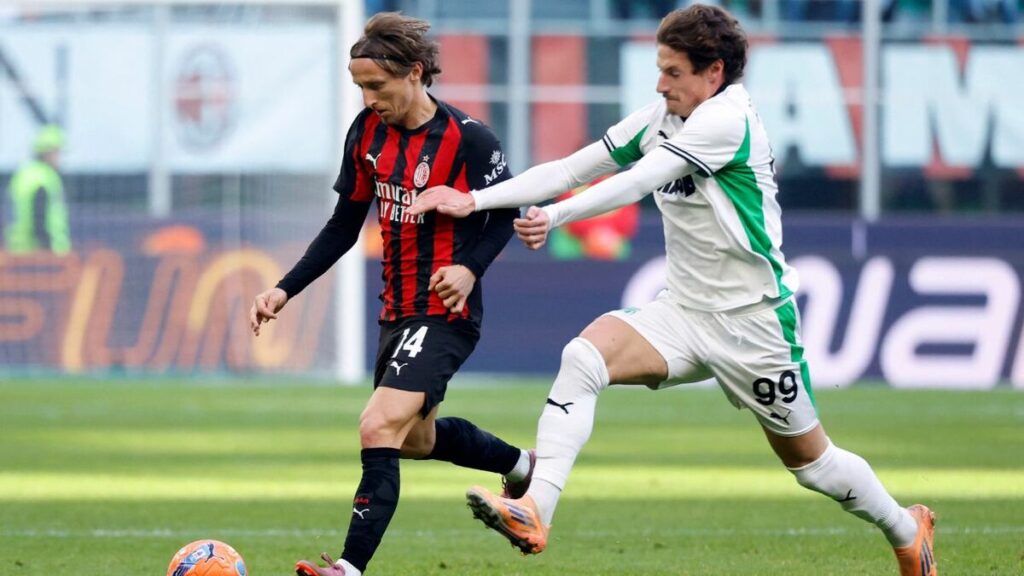 El Milan empata ante Sassuolo sin Santi Gimenez y pone en jaque la cima de la Liga Serie A