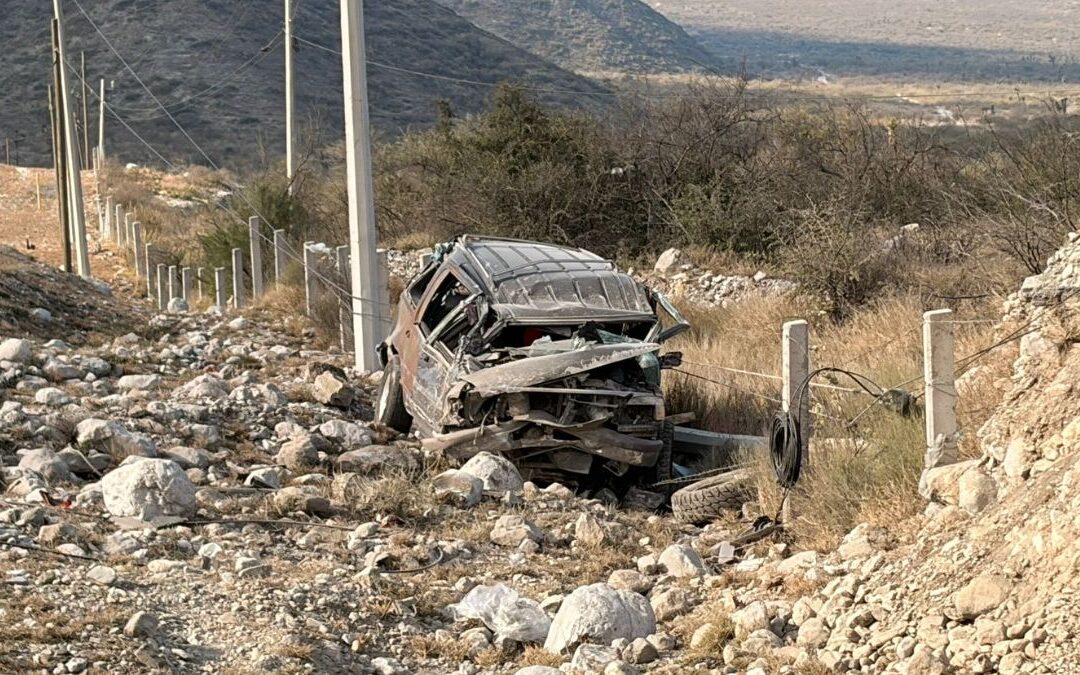 Tragedia en la carretera Monterrey-Saltillo: Fuerte volcadura cobra la vida de una mujer