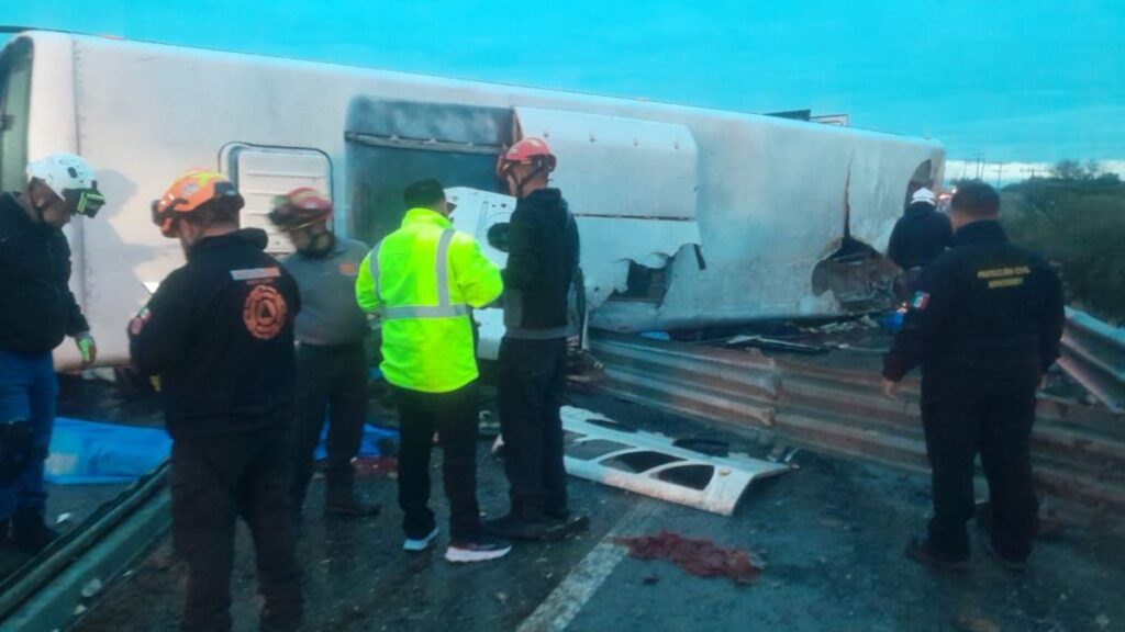Trágica volcadura de camión de pasajeros en Apodaca deja varios muertos y heridos