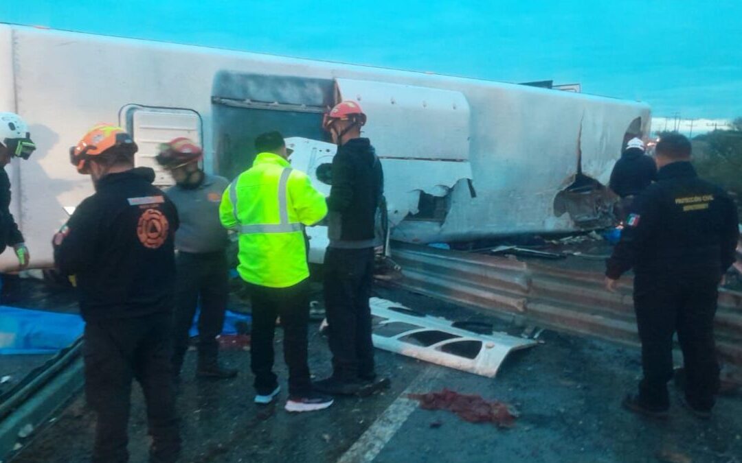 Trágica volcadura de camión de pasajeros en Apodaca deja varios muertos y heridos
