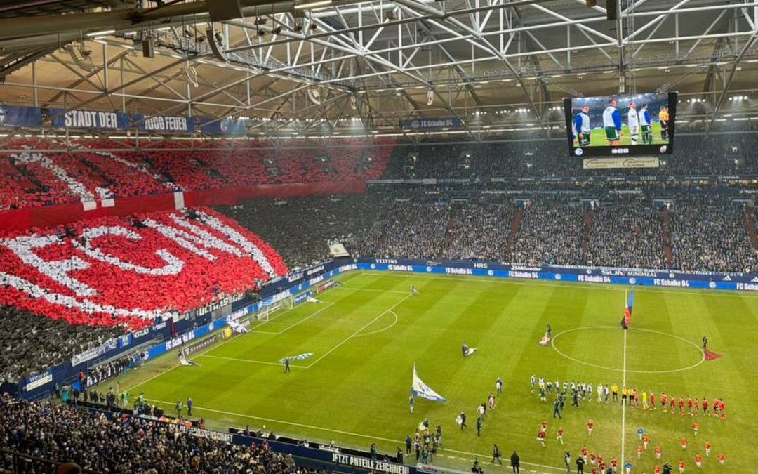 Aficionados del Schalke 04 crean espectacular mosaico en apoyo al Nürnberg en la Bundesliga 2