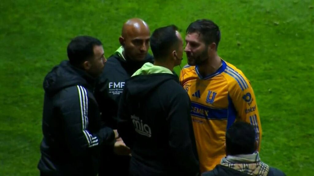 André-Pierre Gignac Enfrenta a Luis Santander en una Controvertida Final de Vuelta | VIDEO