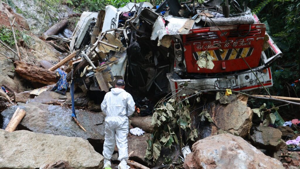 Tragedia en viaje de graduación: autobús se precipita a un abismo y causa la muerte de 16 estudiantes