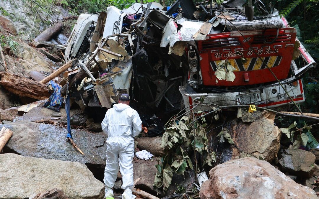 Tragedia en viaje de graduación: autobús se precipita a un abismo y causa la muerte de 16 estudiantes