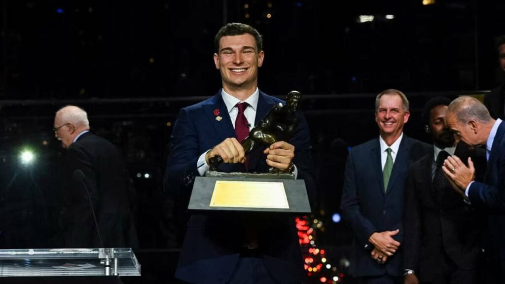 Fernando Mendoza: El Primer Jugador Cubano en Hacer Historia al Ganar el Trofeo Heisman