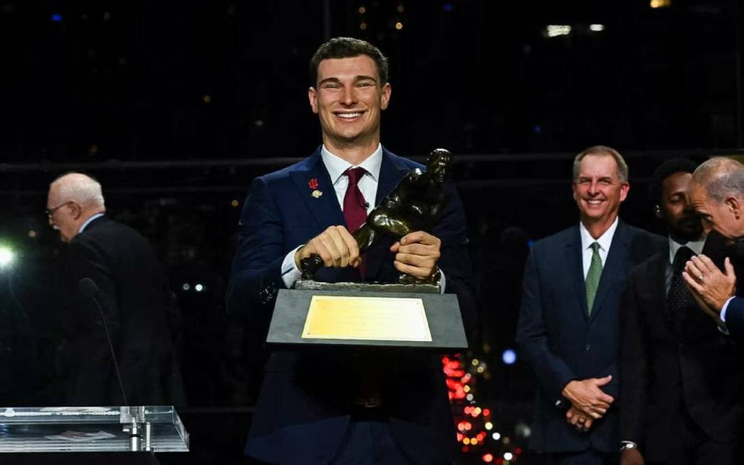 Fernando Mendoza: El Primer Jugador Cubano en Hacer Historia al Ganar el Trofeo Heisman