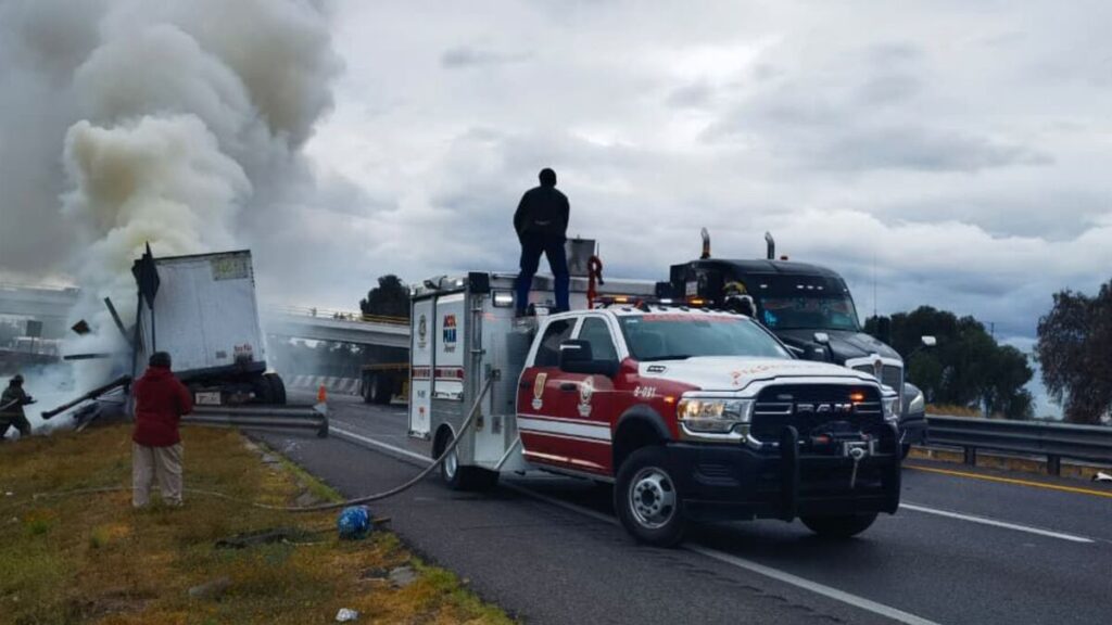 Accidente de camión en la Autopista Ecatepec-Pirámides: Tráiler choca contra muro de contención en Acolman