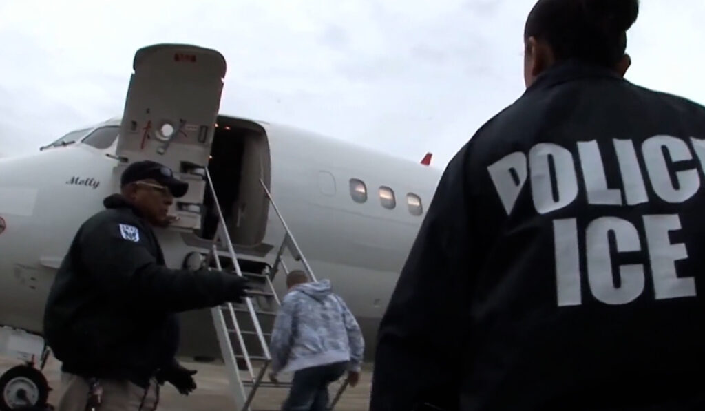 Controversia por la Campaña Navideña de ‘Auto Deportación’ del DHS