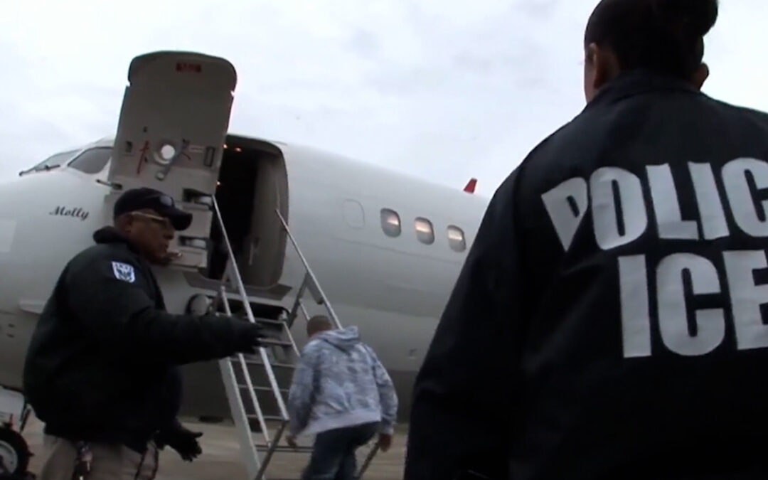 Controversia por la Campaña Navideña de ‘Auto Deportación’ del DHS