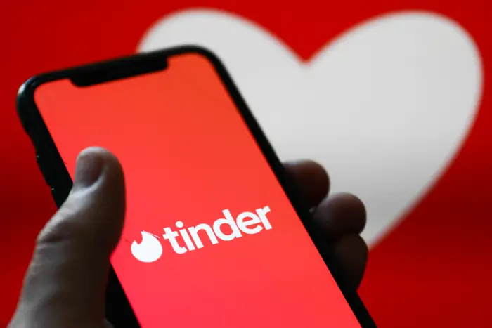 Demandan a Tinder y Hinge por la Seguridad en Aplicaciones de Citas tras Casos de Agresor Serial en Denver
