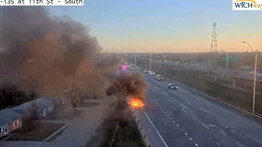 Apagan rápido incendio vehicular en la I-135 en Wichita