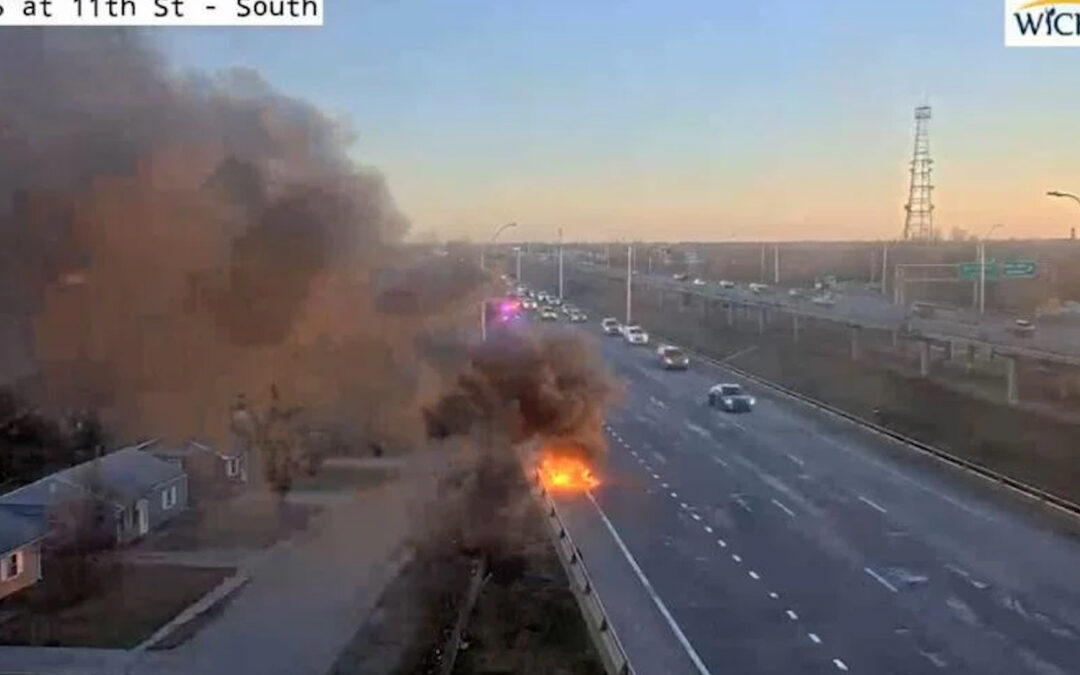 Apagan rápido incendio vehicular en la I-135 en Wichita