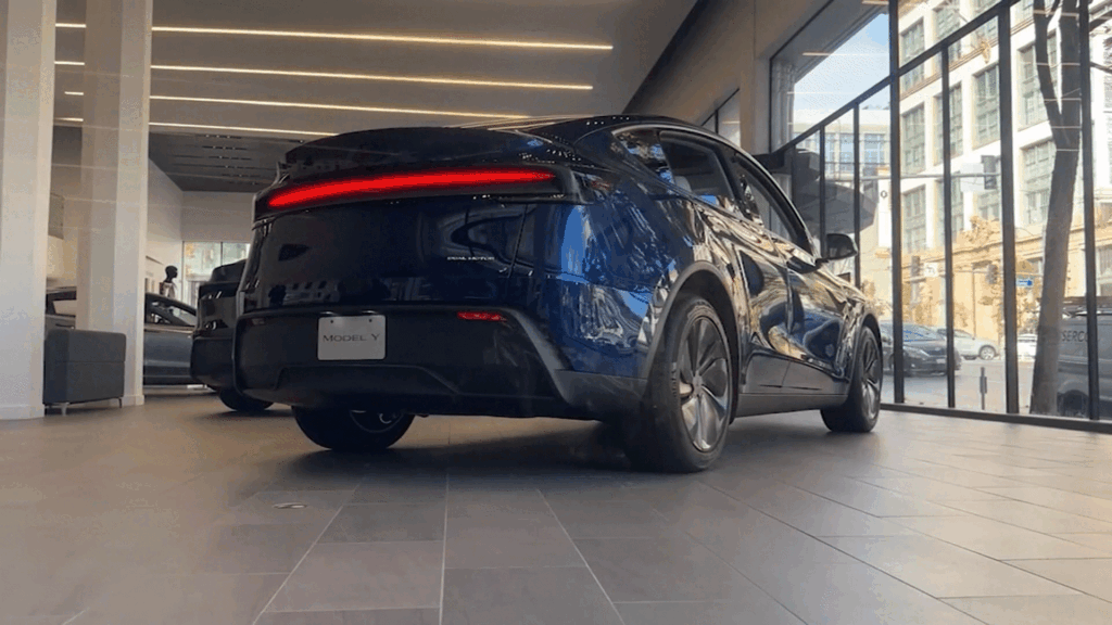 California Analiza Suspender la Venta de Vehículos Tesla por Uso del Nombre “Autopilot”