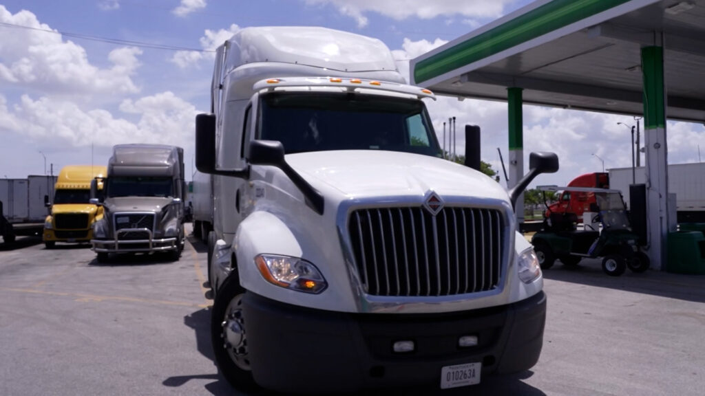 Suspensión de licencias CDL para inmigrantes en Colorado tras revisión federal