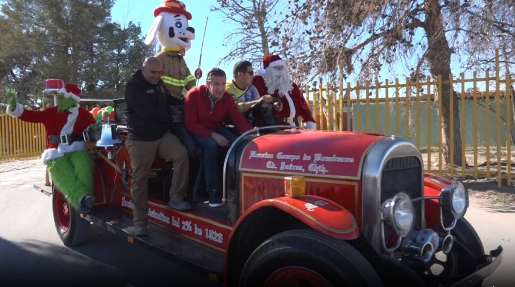 Ciudad Juárez Celebra la Tradicional Campaña de Santa Claus Bombero con Juguetes para Niños
