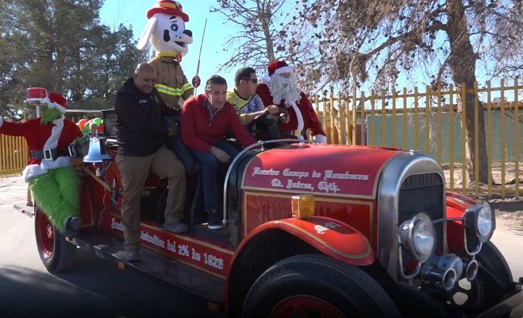 Ciudad Juárez Celebra la Tradicional Campaña de Santa Claus Bombero con Juguetes para Niños