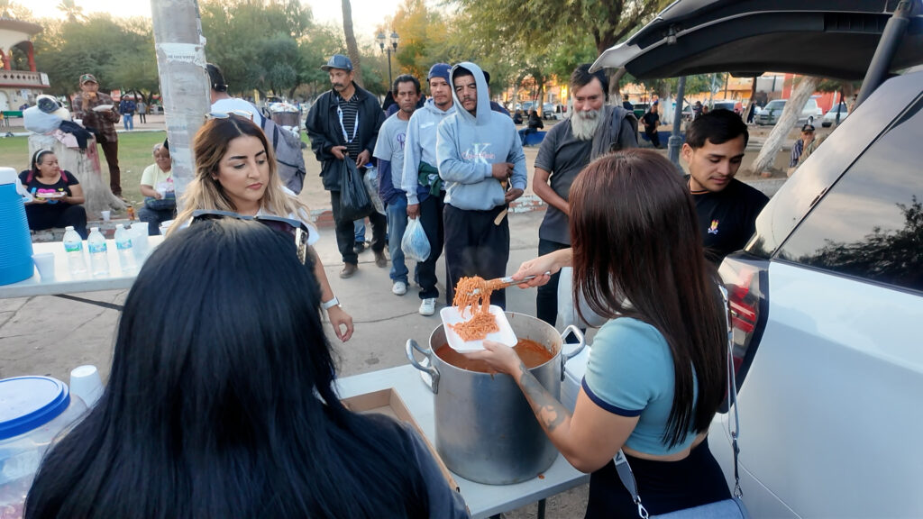 Solidaridad en Phoenix: Entrega de Alimentos a Personas Necesitadas