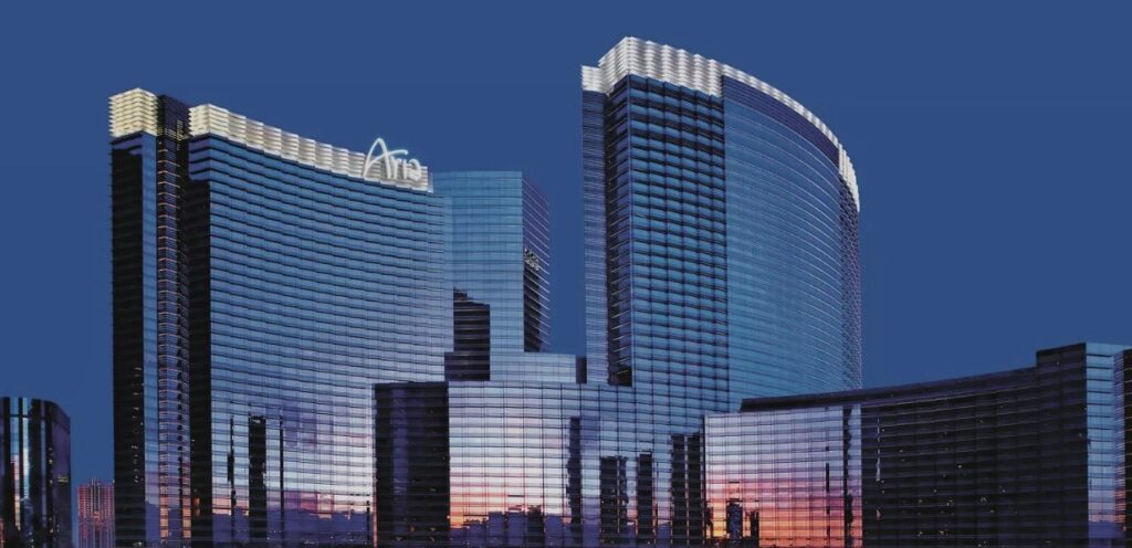 Incendio Devastador en el Estacionamiento del Hotel Aria de Las Vegas Afecta Tres Vehículos