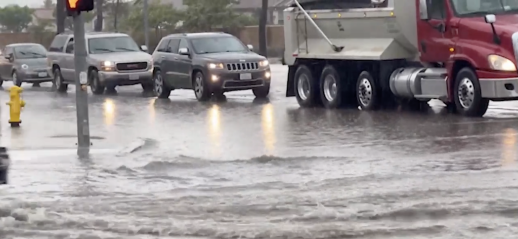 Inundaciones Repentinas Obligan al Cierre de Calles en Palm Springs