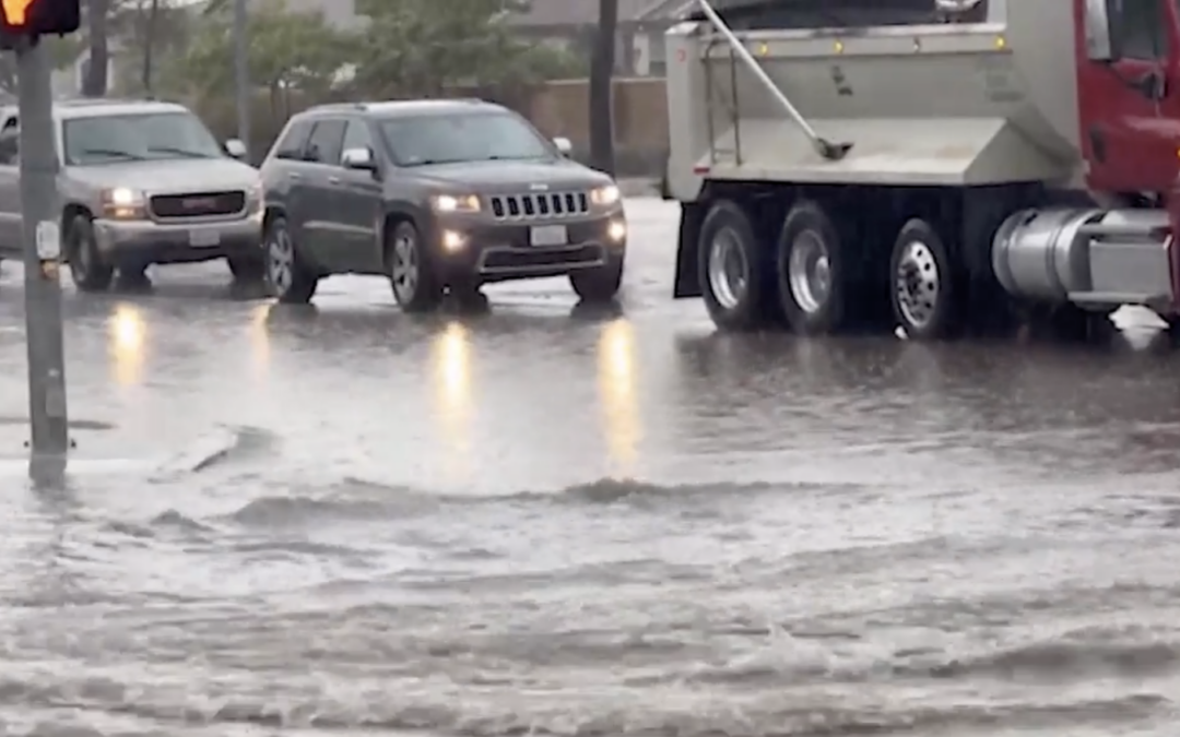 Inundaciones Repentinas Obligan al Cierre de Calles en Palm Springs