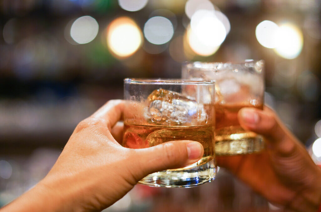 ¡Zona de Bebidas Arvada: Disfruta al Aire Libre en Olde Town!