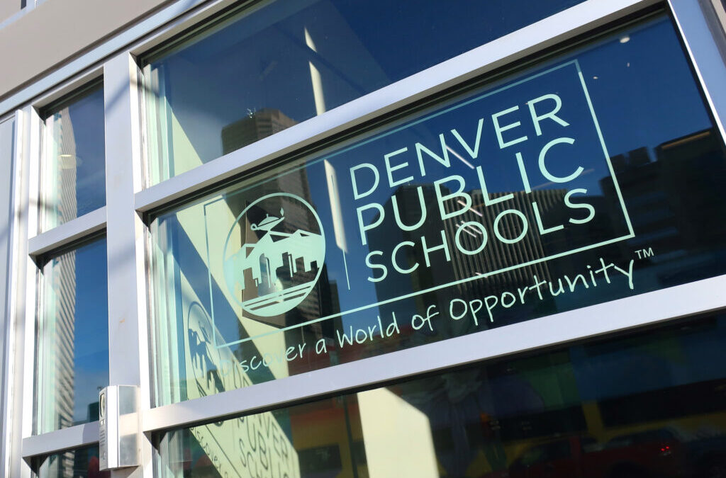 Elección de la Junta Escolar en Denver: Más de un Millón de Dólares en Juego por el Futuro de la Educación