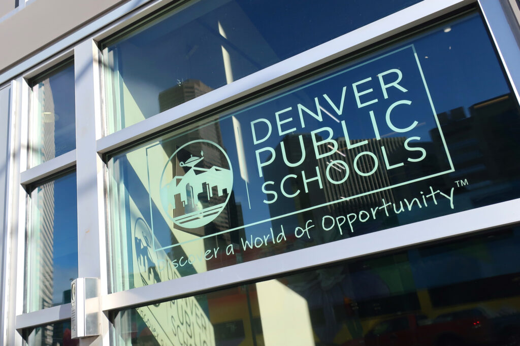Elección de la Junta Escolar en Denver: Más de un Millón de Dólares en Juego por el Futuro de la Educación