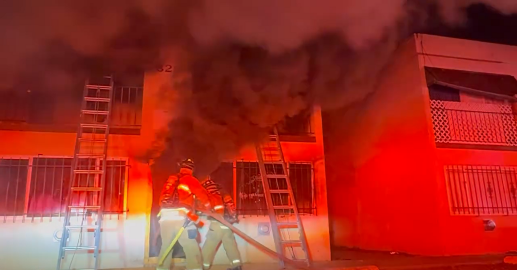 Bomberos controlan fuerte incendio en vivienda de Albuquerque