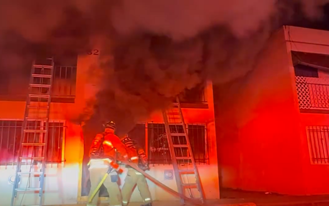 Bomberos controlan fuerte incendio en vivienda de Albuquerque