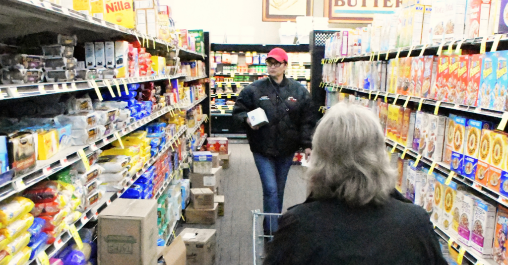 Albuquerque: Comunidad Ayuda a Adulto Mayor a Superar la Indigencia y Encontrar Vivienda Permanente