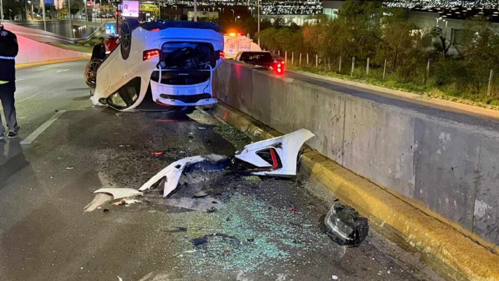 Accidente Impactante en Monterrey: Joven de 17 Años Vuelca su Auto en Avenida Leones