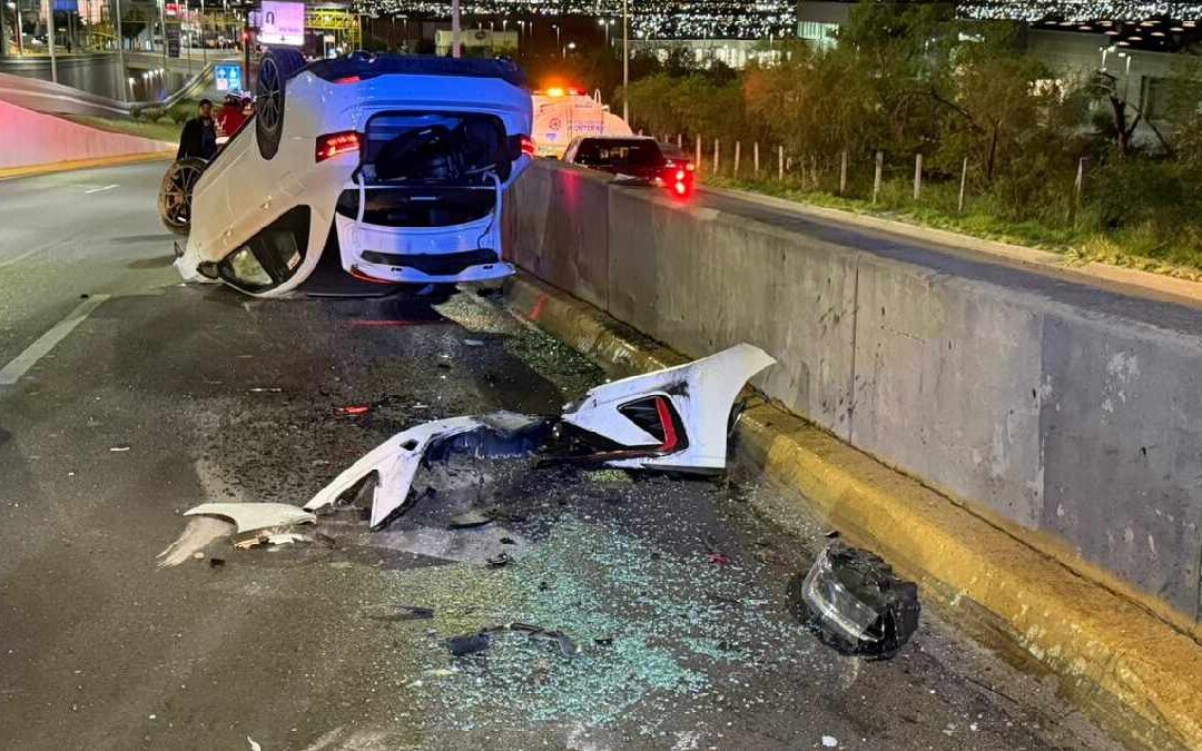Accidente Impactante en Monterrey: Joven de 17 Años Vuelca su Auto en Avenida Leones