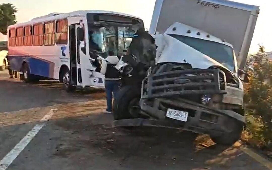 Choque Múltiple en la Carretera Guadalajara-Colima: 18 Lesionados, Entre Ellos una Mujer Embarazada