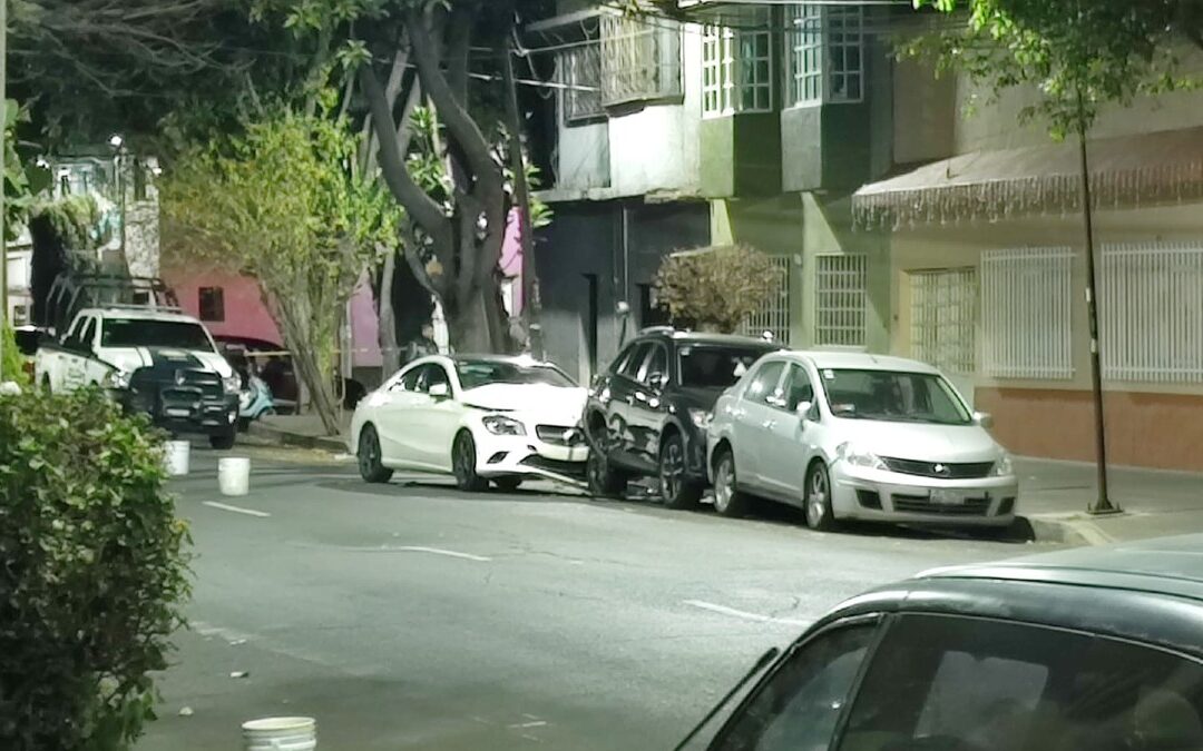 Tragedia en Venustiano Carranza: Pareja atacada a balazos en su auto de lujo